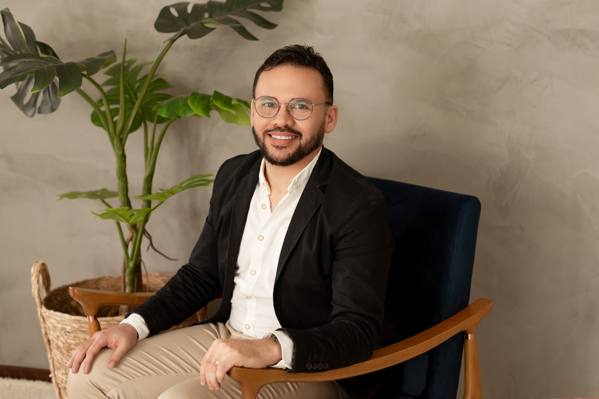 Roberlan Matos, psicólogo clínico e neuropsicólogo, sorrindo no consultório
